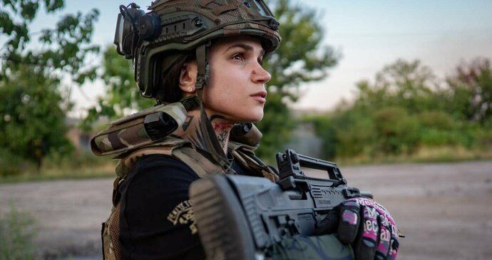 Žena v ukrajinské uniformě (ilustrační foto)