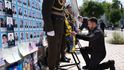 Prezident Volodymyr Zelenskyj ví, že má vážný problém a snaží se situaci uklidnit. Prezident Volodymyr Zelenskyj ví, že má vážný problém a snaží se situaci uklidnit.