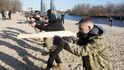 Civilisté v Kyjevě se připravují na možný válečný konflikt.