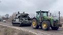 Ukrajinští farmáři jsou legendou sociálních sítí kvůli odtahování ruské vojenské techniky. Rusové jim ale často traktory ničí a zabavují, což ohrožuje jarní práce na poli.