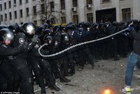 REVOLUCE NA UKRAJINĚ: Policie se krčí před řetězy demonstrantů! Rozjel se proti nim i bagr