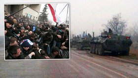Na silnici nedaleko Simferopole vyfotili ruské tanky. Před budovou parlamentu se střetli krymští Tataři a proruští přívrženci