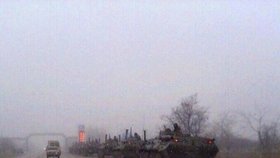 Tyto tanky vyfotili na silnici u Simferopole