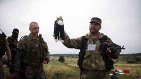 Foto, z něhož mrazí. Proruský separatista drží plyšovou hračku. Patřila jedné z dětských obětí tragického leto