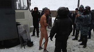 Šokující video z Kyjeva: Policie svlékla demonstranta a pro potěšení si ho fotila