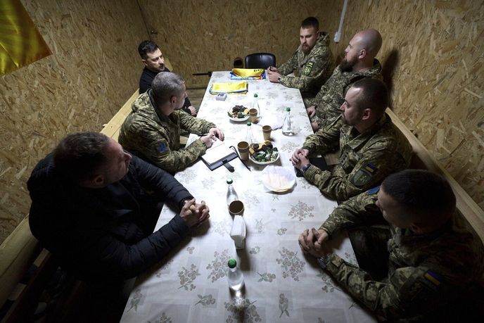 Situace na frontě se pro Ukrajinu nevyvíjí dobře, ale ani ruský postup není převratný. Situace na frontě se pro Ukrajinu nevyvíjí dobře, ale ani ruský postup není převratný.