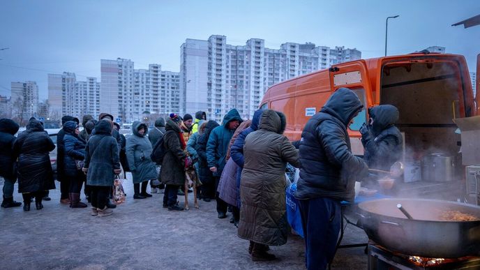 Obyvatelé Kyjeva se snaží přežít mrazy, jak se dá. Obyvatelé Kyjeva se snaží přežít mrazy, jak se dá.