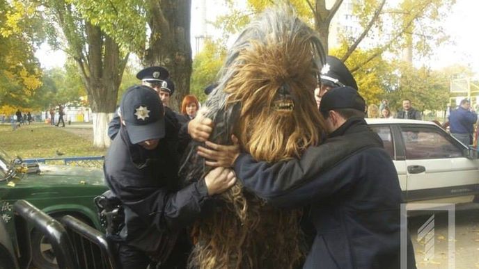 Chewie v Oděse v konfliktu s policií