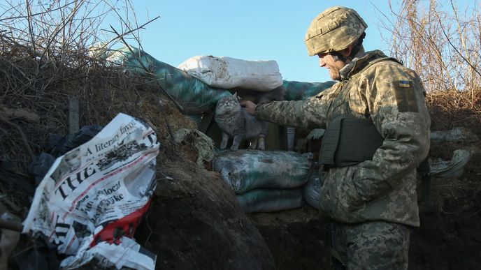 Ukrajinský voják kontroluje hranici.