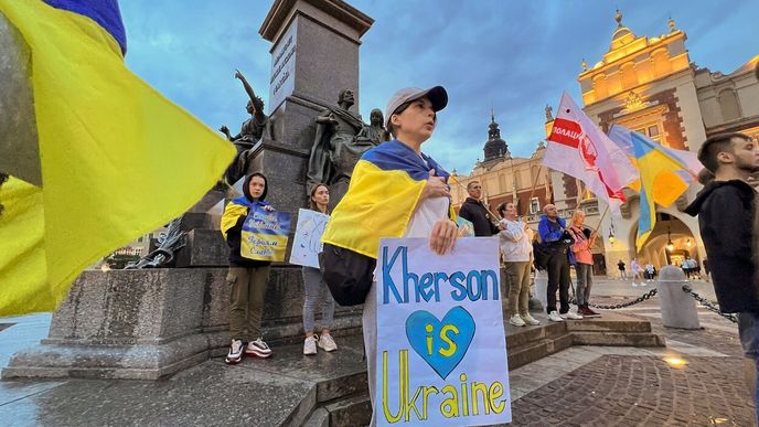 Ukrajinci v polském Krakově o víkendu podpořili snahu osvobodit Cherson od ruských okupantů.