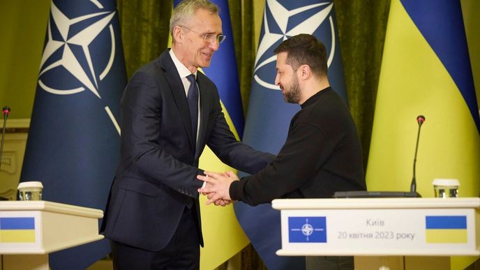 NATO řeší, co nabídnout Ukrajině. Generální tajemník aliance Jens Stoltenberg (vlevo) s ukrajinským prezidentem Volodymyrem Zelenským.