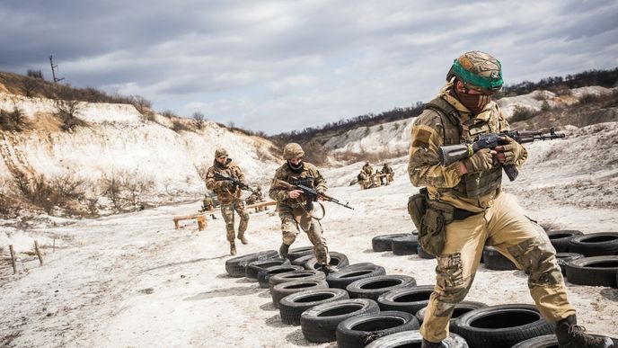 Jedním z problémů ukrajinských sil je nedostatek personálu, některé jednotky nabírají zájemce na vlastní pěst.