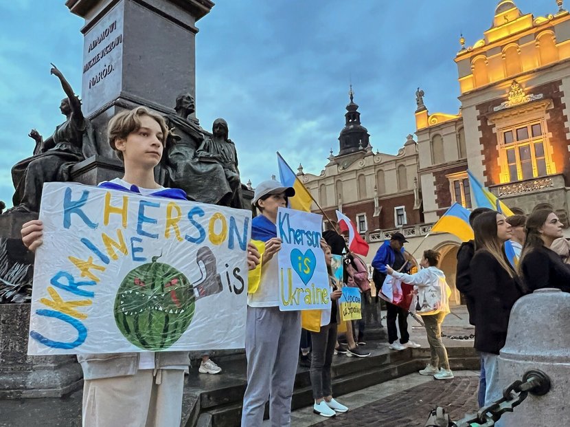 Ukrajinci v polském Krakově o víkendu podpořili snahu osvobodit Cherson od ruských okupantů.