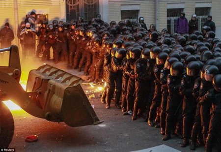 Demonstranti se snaží prorazit policejní zátarasy pomocí buldozeru