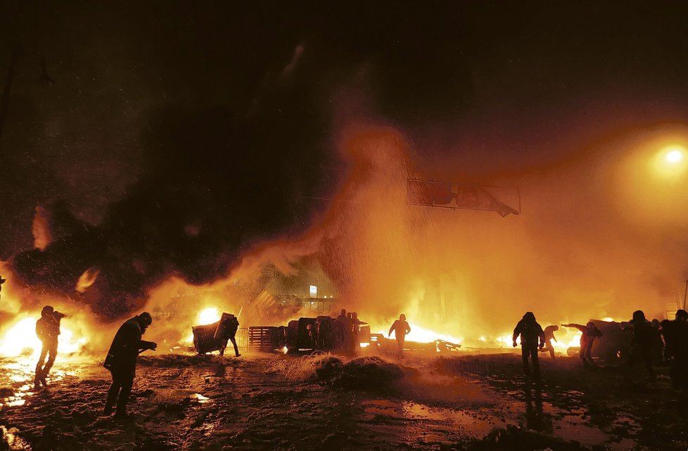 Ukrajina v plamenech. Na ulicích jsou trosky a nepořádek.