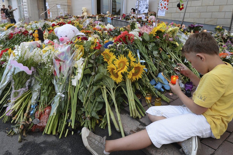 Záplava svíček a květin na památku obětí tragického letu MH 17