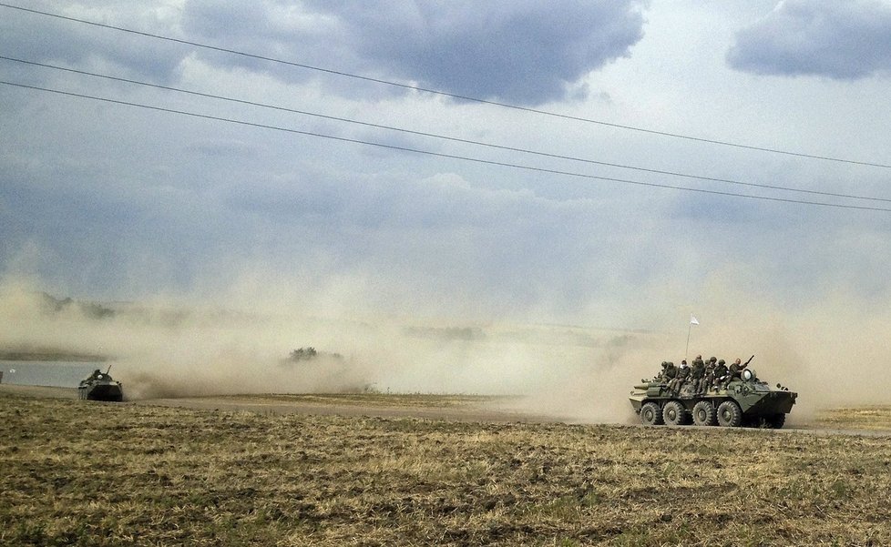 Konvoj obrněných transportérů projíždí ruskou stepí v oblasti ovládané separatisty. Žádné vozidlo ani vojáci neměli jakékoli identifikační označení. Ale je pravděpodobné, že jde o ruské stroje