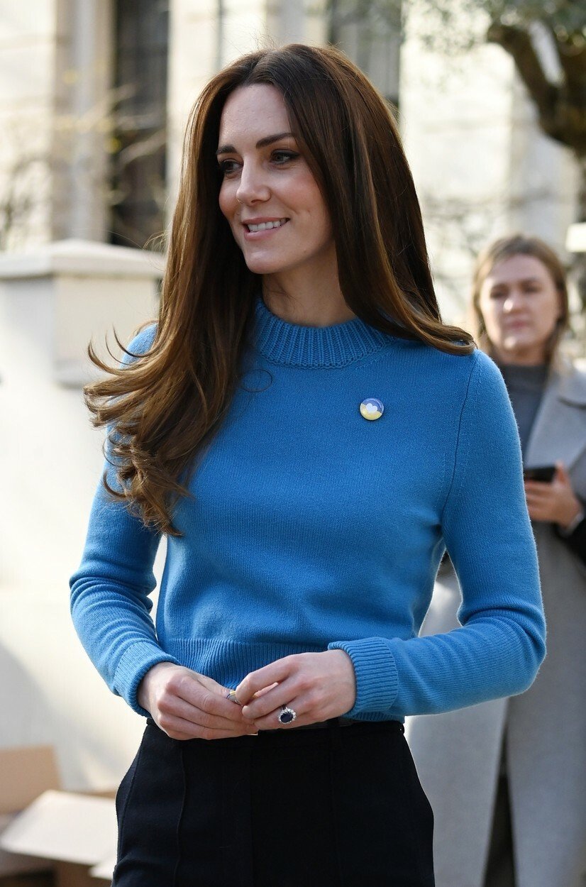 Sympatizace vévodkyně a vévoda z Cambridge projevili návštěvou ukrajinského kulturního centra v Londýně, kde zazněla podporující slova. Vévodkyně Kate dala svému vyjádření váhu i prostřednictvím modrého looku, kterému dominoval svetr a k němu připevněný dvoubarevný odznak ukrajinské vlajky.