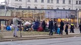 Brno trápí pochybní uprchlíci před nádražím: Čekají jen na dávky, řekla primátorka