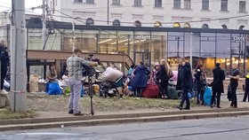 Přibližně sto žen a dětí se usadilo v blízkosti brněnského hlavního nádraží. Za dohledu primátorky Markéty Vaňkové je policisté a strážníci převáželi do židenické kasárny.