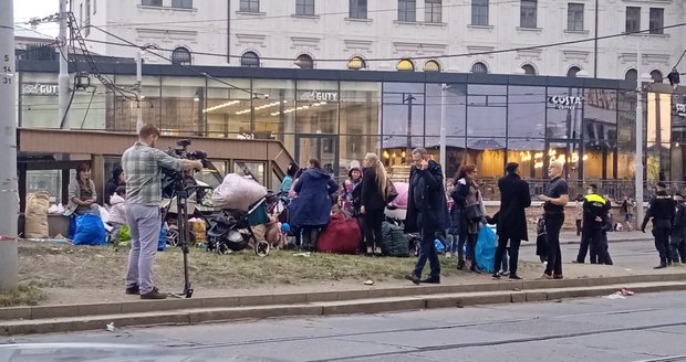 Brno trápí pochybní uprchlíci před nádražím: Čekají jen na dávky, řekla primátorka