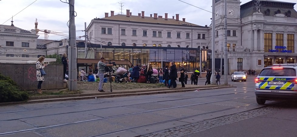 Přibližně sto žen a dětí se usadilo v blízkosti brněnského hlavního nádraží. Za dohledu primátorky Markéty Vaňkové je policisté a strážníci převáželi do židenické kasárny.