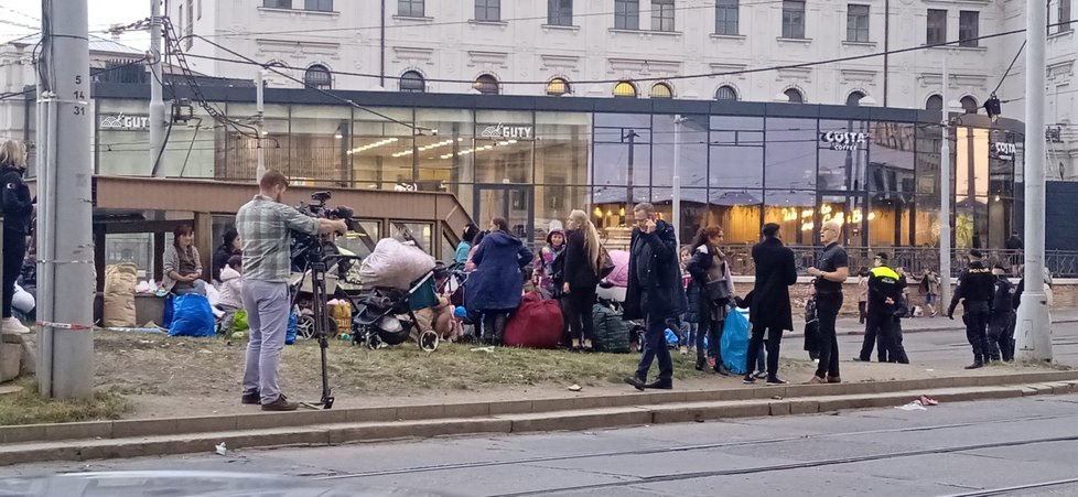 Přibližně sto žen a dětí se usadilo v blízkosti brněnského hlavního nádraží. Za dohledu primátorky Markéty Vaňkové je policisté a strážníci převáželi do židenické kasárny.