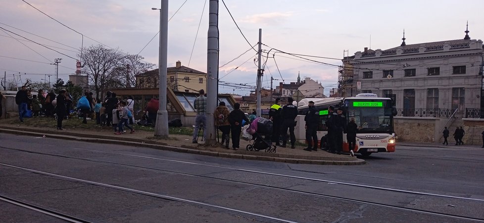 Přibližně sto žen a dětí se usadilo v blízkosti brněnského hlavního nádraží. Za dohledu primátorky Markéty Vaňkové je policisté a strážníci převáželi do židenické kasárny.