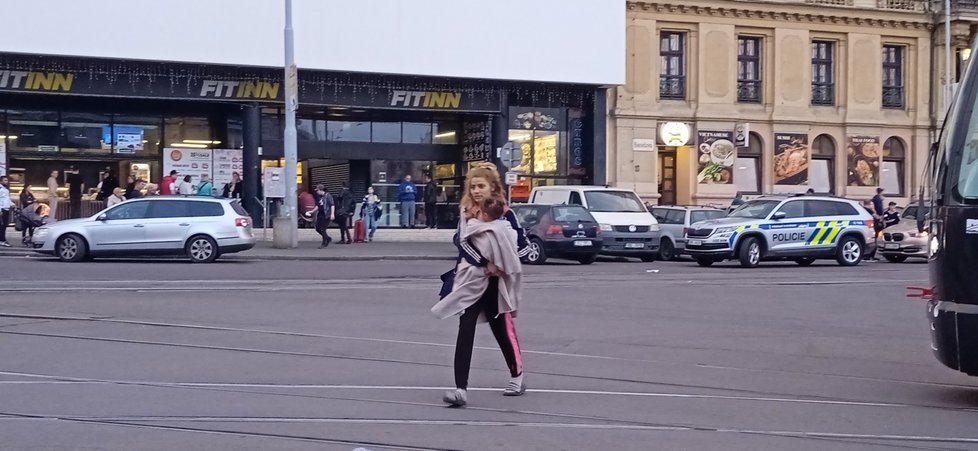 Přibližně sto žen a dětí se usadilo v blízkosti brněnského hlavního nádraží. Za dohledu primátorky Markéty Vaňkové je policisté a strážníci převáželi do židenické kasárny.