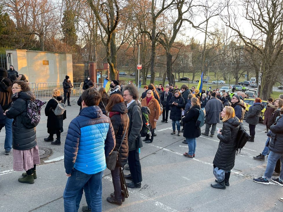 Před ukrajinským velvyslanectvím se konalo shromáždění za mír pro Ukrajinu. (13. února 2022)