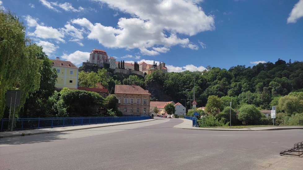 Z nové ukrajinské restaurace je hezký výhled na zámek ve Vranově nad Dyjí.