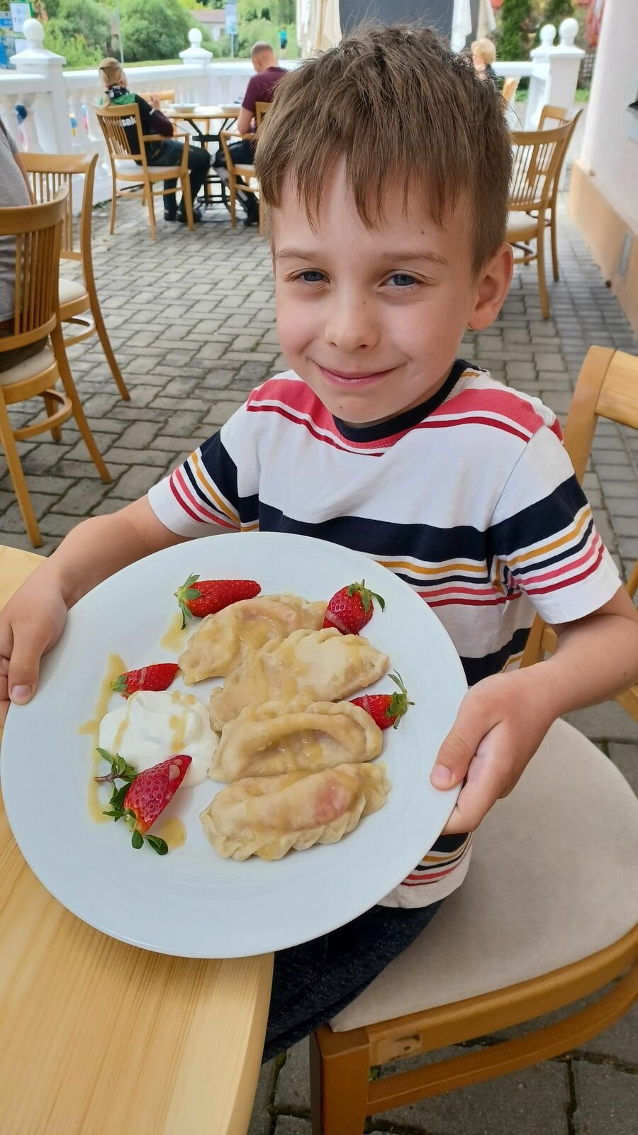 Tonda Lysoněk (6) z Kladna, s rodiči a sestrou Maruškou je kousek odsud na dovolené. Dal si vareniky s jahodami a byl z nich naprosto nadšený.