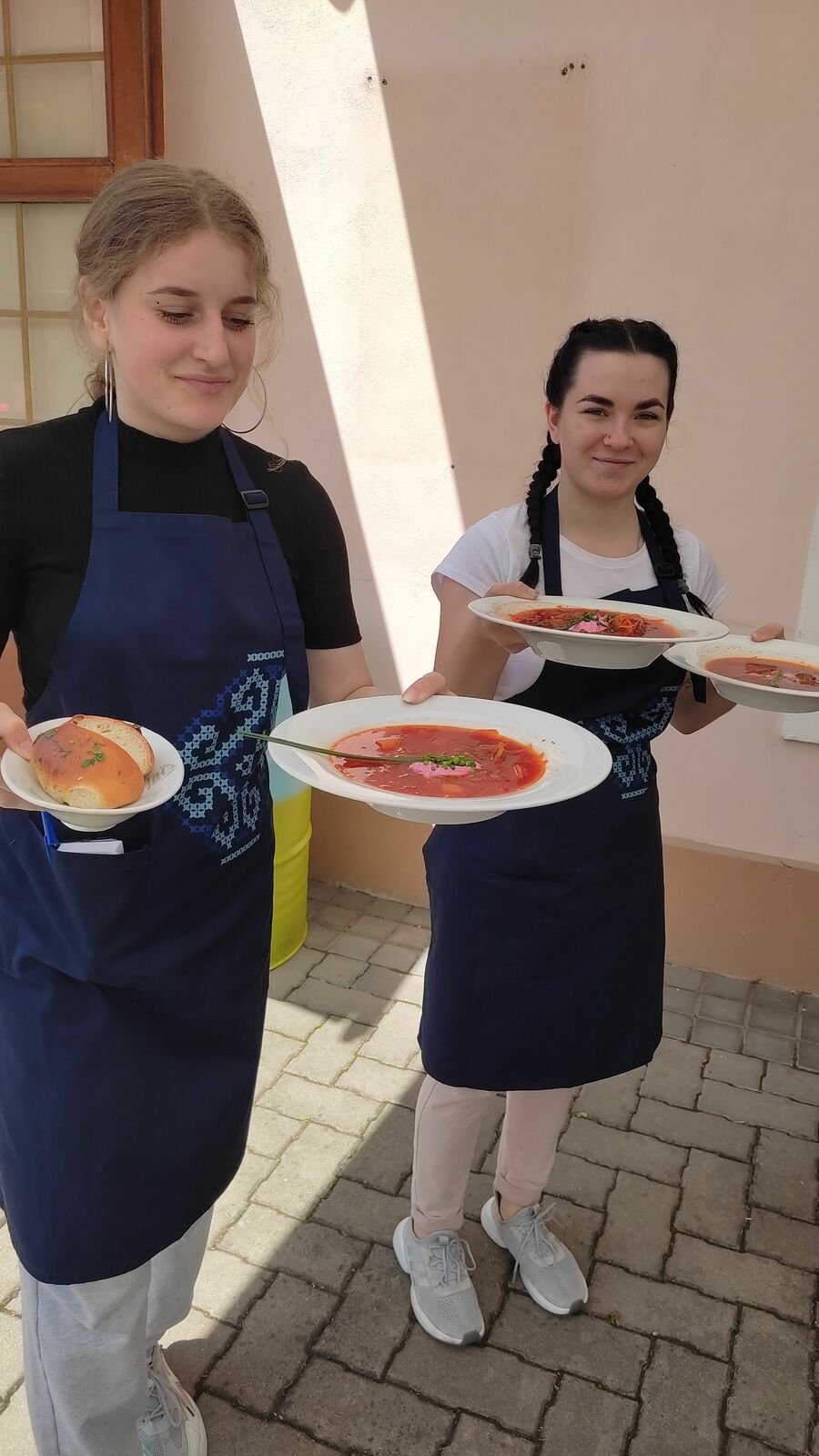 Zleva: Viktoria (17) s Alonou (18) roznášejí ukrajinské speciality hostům nové restaurace.