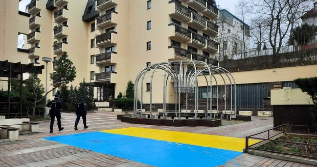 Aktivisté ze spolku Kaputin na dlažbu bytového koplexu Ruské federace bubenči v únoru namalovali vlajku o rozměru 5x8 metrů