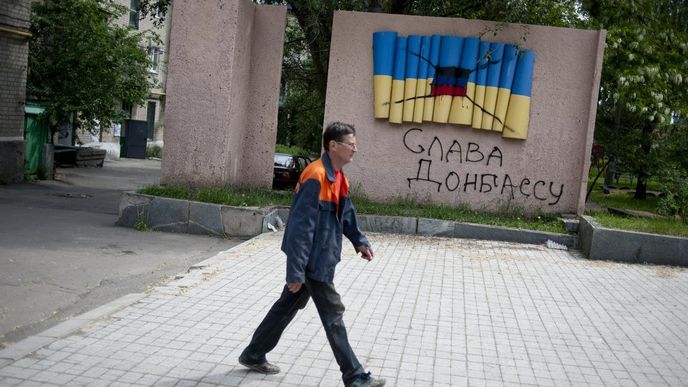 Ukrajinská vlajka přemalovaná vlajkou separatistické Doněcké lidové republiky Ukrajinská vlajka přemalovaná vlajkou separatistické Doněcké lidové republiky