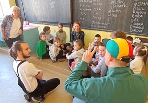 Ukrajinské děti mají na českých školách lepší podmínky, stále jsou tu ale problémy, jak ukazuje průzkum