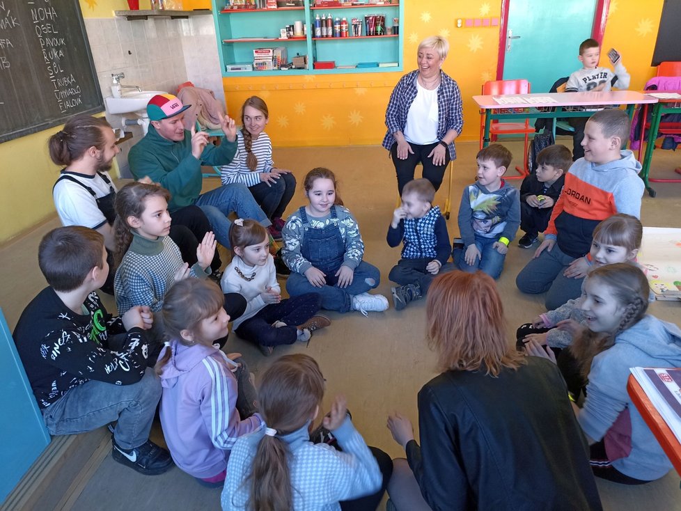 Ukrajinské děti mají na českých školách lepší podmínky, stále jsou tu ale problémy, jak ukazuje průzkum