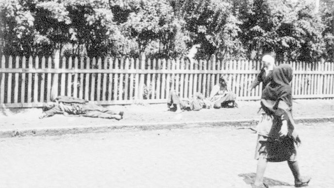 Oběti hladomoru v ulicích ukrajinského Charkova, 1933