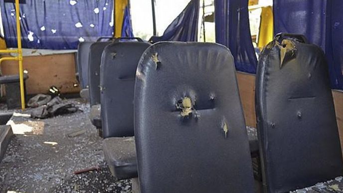 Ukrajinský linkový autobus, který na Donbasu zasáhl granát Ukrajinský linkový autobus, který na Donbasu zasáhl granát
