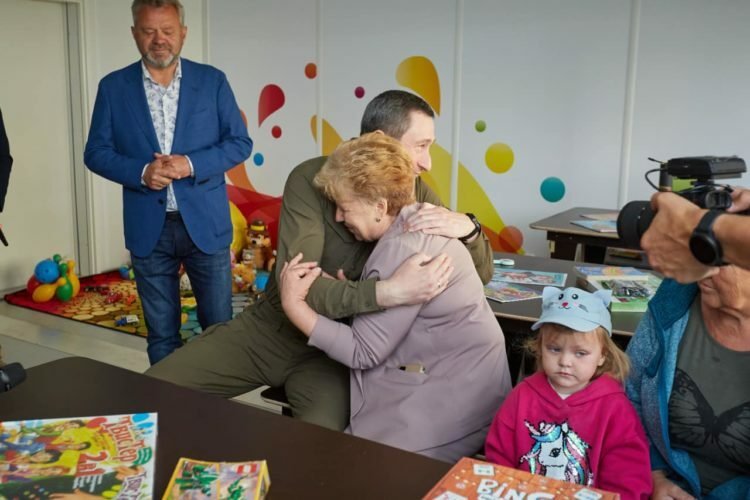 Buča v červnu: Ukrajinský ministr pro místní rozvoj Oleksij Černyšov uvítal první obyvatele buněk.