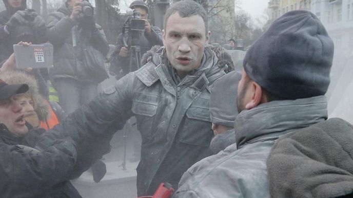 Ukrajinský opoziční předák Vitalij Kličko poté, co byl napaden hasicím přístrojem