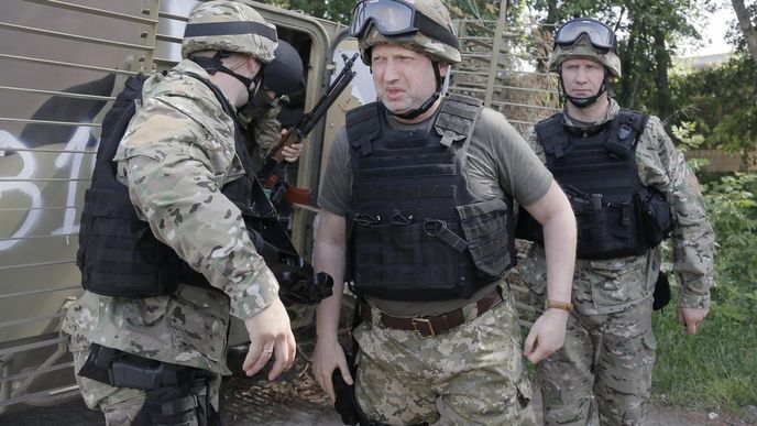 Ukrajinský prezident Oleksandr Turčynov (na snímku uprostřed) se účastnil vojenských akcí u Slavjansku Ukrajinský prezident Oleksandr Turčynov (na snímku uprostřed) se účastnil vojenských akcí u Slavjansku