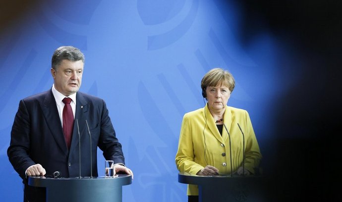 Ukrajinský prezident Petro Porošenko a německá kancléřka Angela Merkelová