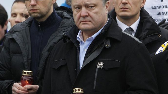 Ukrajinský prezident Petro Porošenko a předseda vlády Arsenij Jaceňuk vyjadřují solidaritu s pozůstalými po ostřelování města Volnovacha.