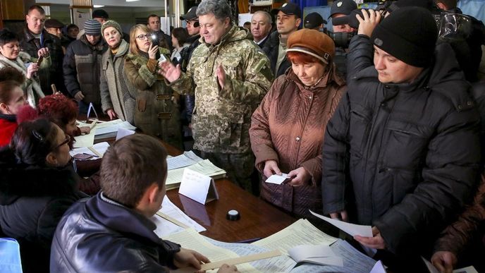 Ukrajinský prezident Petro Porošenko (na snímku v maskáčové bundě) dorazil k volbám v Kramatorsku