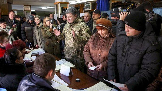 Ukrajinský prezident Petro Porošenko (na snímku v maskáčové bundě) dorazil k volbám v Kramatorsku Ukrajinský prezident Petro Porošenko (na snímku v maskáčové bundě) dorazil k volbám v Kramatorsku