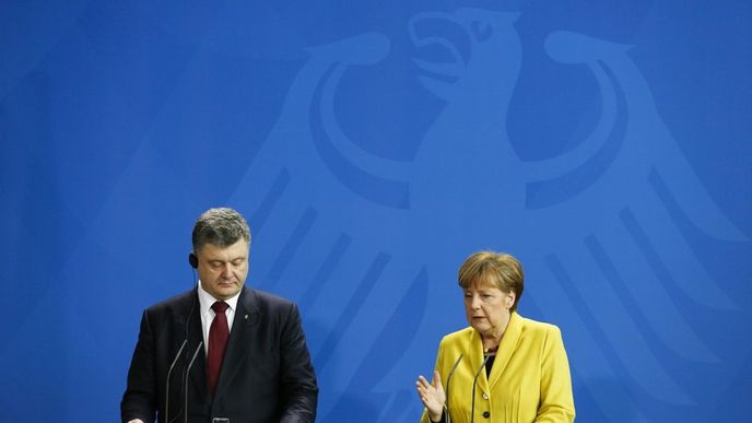 Ukrajinský prezident Petro Porošenko (vlevo) a německá kancléřka Angela Merkelová (16. března 2015)