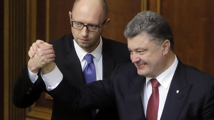 ukrajinský prezident Petro Porošenko (vpravo) a premiér Arsenij Jaceňuk