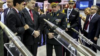 Porošenko dohodl v Emirátech dodávky zbraní na Ukrajinu
