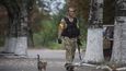 Ukrajinský vládní voják z praporu "Donbass" v obci Mariinka u Doněcku na východní Ukrajině